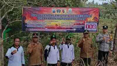 Anggota Polsek Panggungrejo Pasang Bener, Ajak Warga Cegah Karhutla saat Musim Kemarau