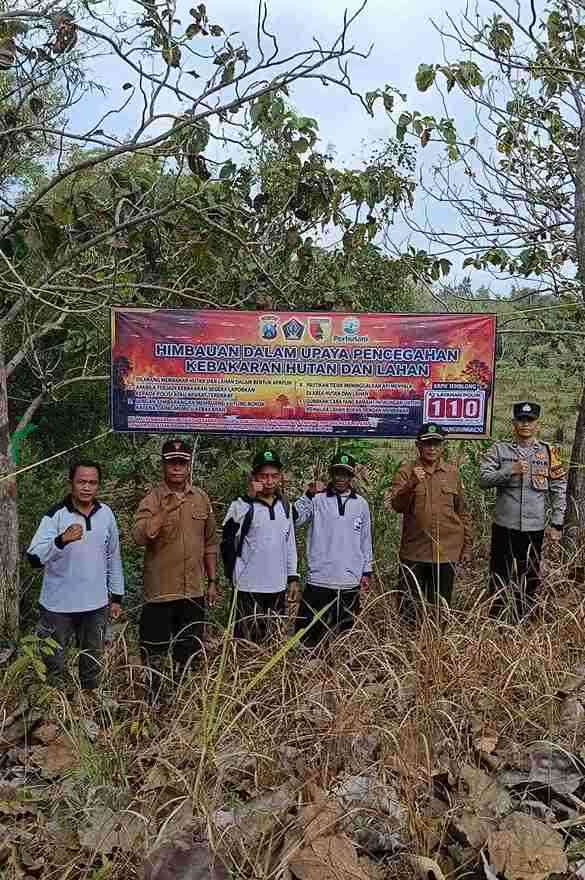 Bhabinkamtibmas Polsek Panggungrejo memasang banner berisi imbauan pencegahan kebakaran hutan dan lahan karhutla