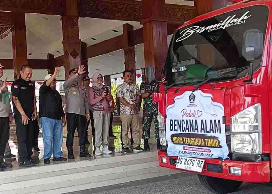 Bupati Blitar Rijanto Memberangkatkan Bantuan untuk Korban Gempa NTT