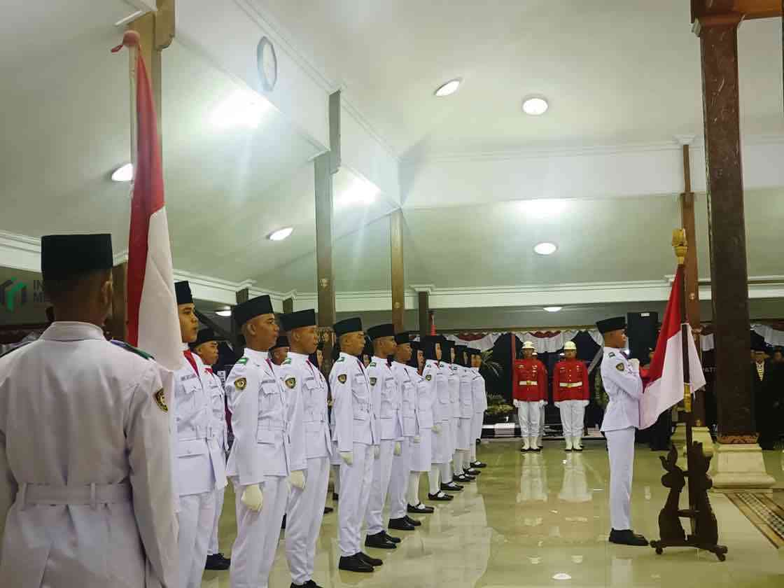 Bupati Blitar Rijanto Mengukuhkan 25 Paskibraka Kabupaten Blitar untuk Upacara Peringatan HUT RI ke 81