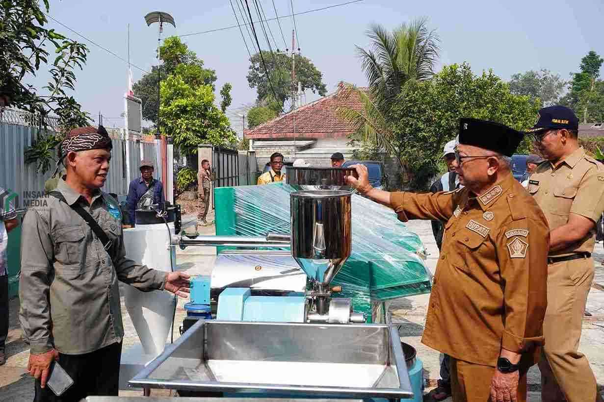 Alhamdulillah, 51 Kelompok Tani di Kabupaten Blitar Terima Bantuan Alsintan, Produktifitas akan Meningkat Bupati Blitar Rijanto Menyerahkan Alsintan kepada Kelompok Tani
