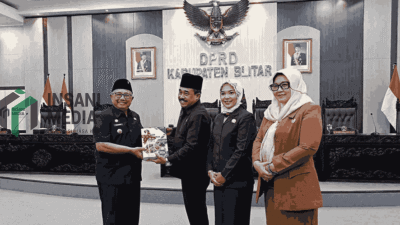 Bupati Blitar Rijanto Menyerahkan Dokumen KUA PPAS Perubahan 2026 kepada Ketua DPRD Kabupaten Blitar