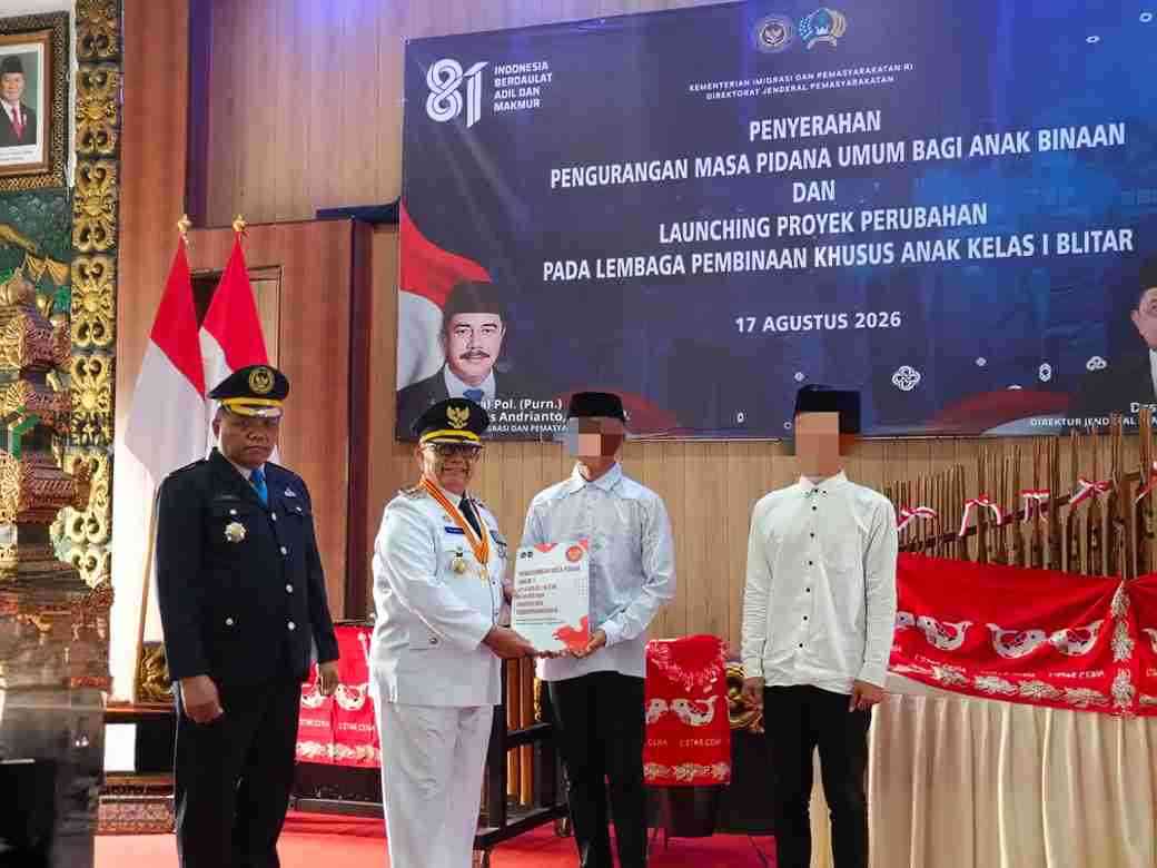 Ada 127 Anak LPKA Blitar Terima Remisi HUT RI ke-81, 9 Langsung Bebas Bupati Blitar Rijanto Menyerahkan Remisi pada Anak Binaan LPKA Kelas II B Blitar