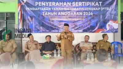 Bupati Blitar Rijanto Menyerahkan Sertifikat PTSL pada Warga Desa Jugo Kesamben