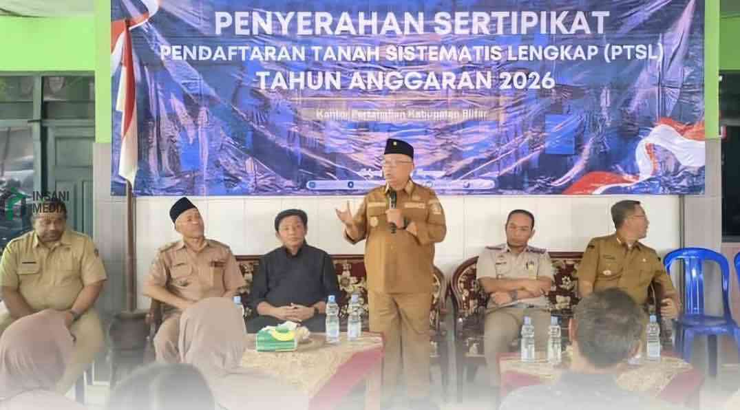 Bupati Blitar Rijanto Menyerahkan Sertifikat PTSL pada Warga Desa Jugo Kesamben