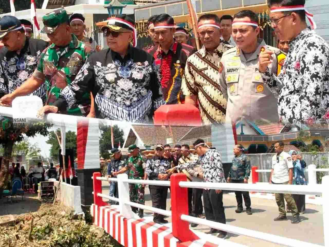 Bupati Blitar Rijanto dan Kapolres Blitar AKBP Ardhy Zul Hasibih Nasution Meresmikan Jembatan Merah Putih Presisi i Lingkungan Jatikeplek Kelurahan Klemunan Kecamatan Wlingi Kabupaten Blitar