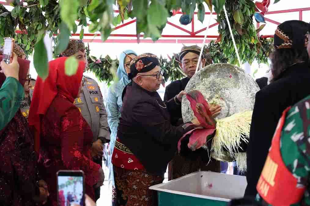 Jamasan Gong Kyai Pradah Kembali Digelar, Budaya Blitar Jadi Magnet Wisata Bupati Blitar Rijanto saat Jamasan Gong Kyai Pradah