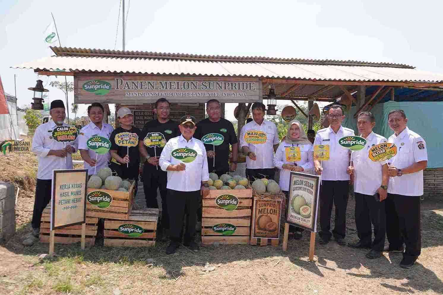 Bupati Blitar Rijanto saat Menunjukkan Melon Kabupaten Blitar Tembus Pasar Internasional 1