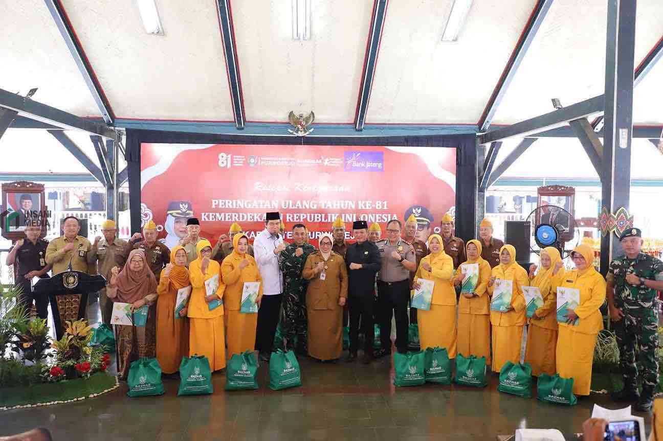 Bupati Purworejo Yuli Hastuti Memberikan Santunan di Resepsi HUT RI ke 81