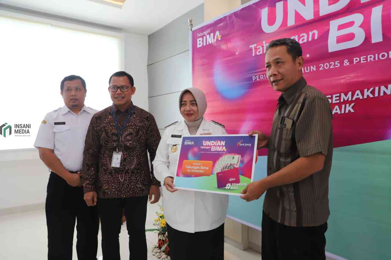 Bupati Purworejo Yuli Hastuti Menyerahkan Uang Secara Simbolis kepada Nasabah Bank Jateng Sebesar Rp450 Juta