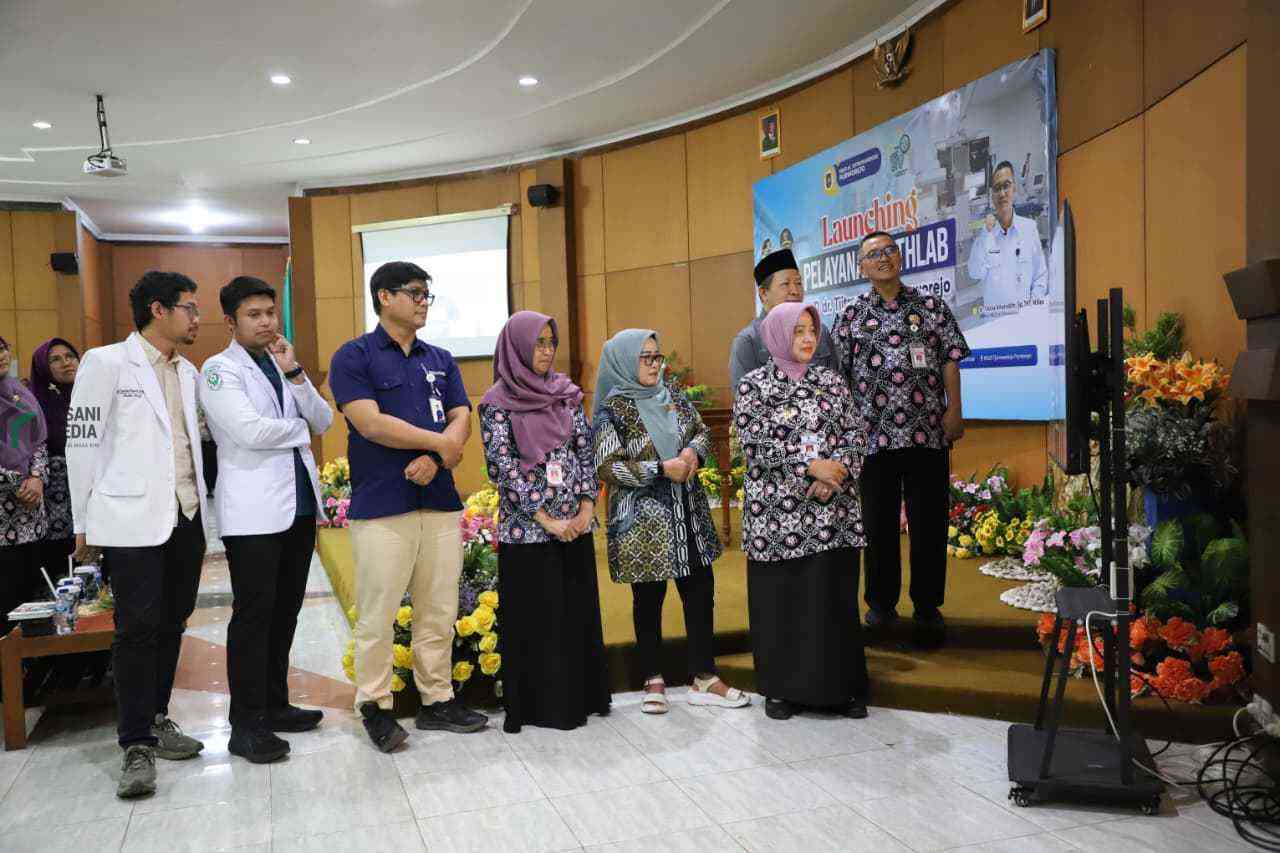 Bupati Purworejo Yuli Hastuti S.H. didampingi Direktur RSUD dr Tjitrowardojo dr. Tolkha Amaruddin Sp.THT . M.Kes . di aula RSUD Tjitrowardojo saat Peresmian Cathlab Pasien Jantung