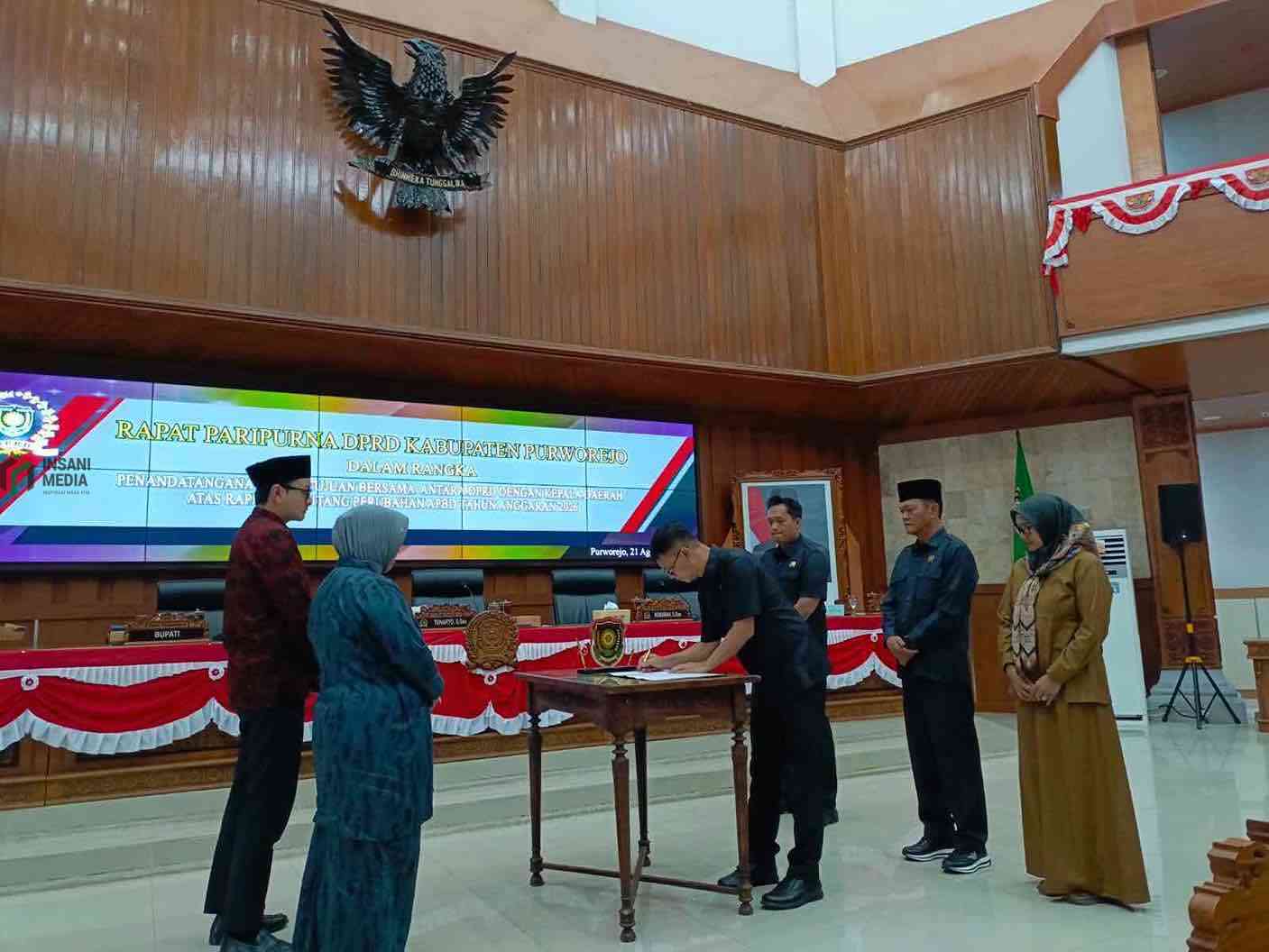 Perubahan APBD 2026 Purworejo Disepakati, Pengeluaran Lebih Tinggi Dibanding Pendapatan Bupati Purworejo Yuli Hastuti dan Wakil Bupati Purworejo Dion Agasi Setiabudi Menandatangani Dokumen APBD Perubahan 2026 ke DPRD Purworejo