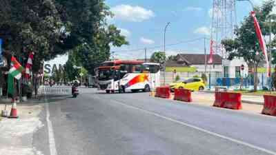 Bus Keluar dari Terminal Patria Kota Blitar