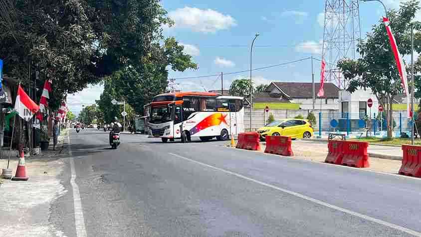 Bus Keluar dari Terminal Patria Kota Blitar