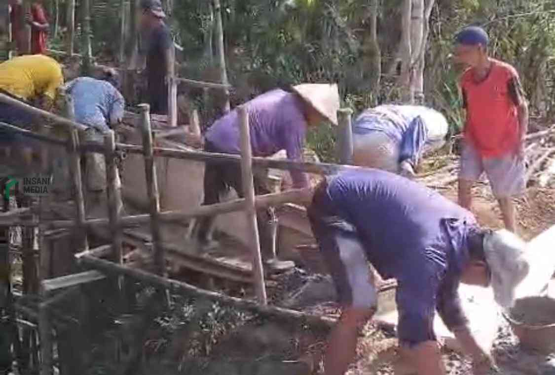 Desa Rejowinangun Kecamatan Kemiri Kabupaten Purworejo Membangun Jembatan dengan Cara Swadaya