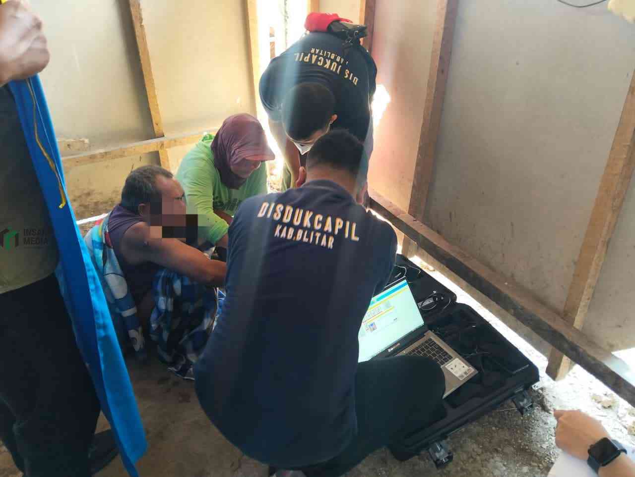 Dispendukcapil Kabupaten Blitar Jemput Rekam Adminduk Warga Rentan, Seperti ODGJ Dispendukcapil Kabupaten Blitar Jemput Bola untuk Rekam Adminduk Termasuk ODGJ