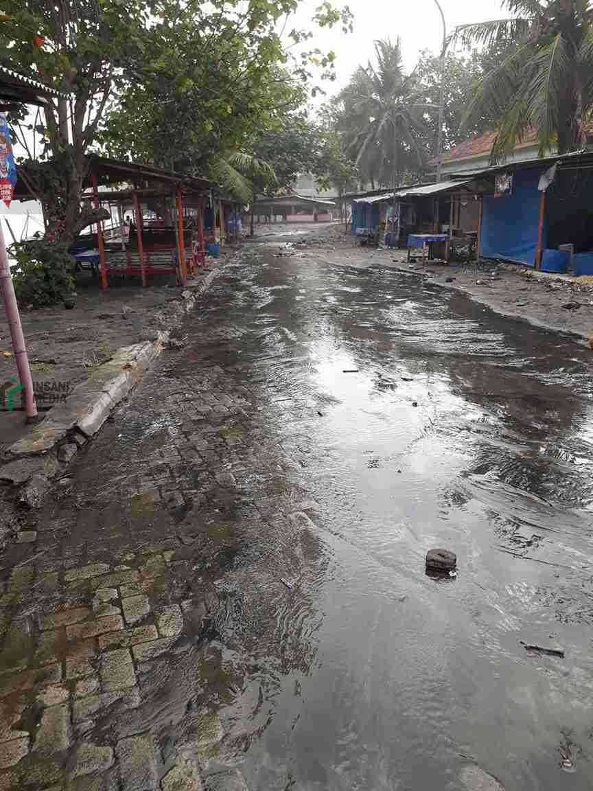 Gelombang 4 Meter Terjang Pesisir Kebumen, Puluhan Kios di Tepi Pantai Rusak Gelombang Setinggi 4 Meter Menerpa Pantai Setrojenar Kecamatan Buluspesantren dan Pantai Suwuk Kecamatan Puring Kabupaten Kebumen Mengakibatkan Kios kios di Tepi Pantai Rusak