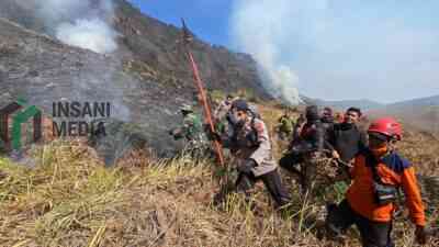 Polres Probolinggo Terjunkan Personel Bantu Padamkan Kebakaran Hutan di Gunung Bromo