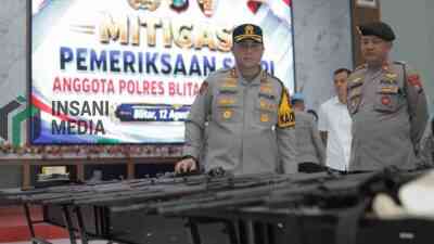 Kapolres Blitar AKBP Ardhy Zul Hasbih Nasution Memimpin Pemeriksaan Senpi Anggotanya