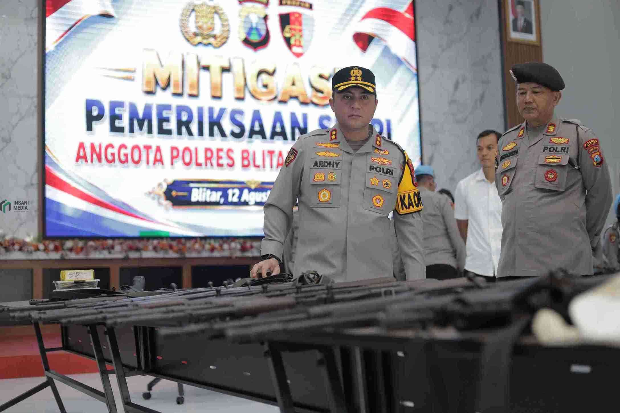 Polres Blitar Periksa Senpi Anggota, Tingkatkan Kedisiplinan Anggota Merawat Barang Dinas Kapolres Blitar AKBP Ardhy Zul Hasbih Nasution Memimpin Pemeriksaan Senpi Anggotanya