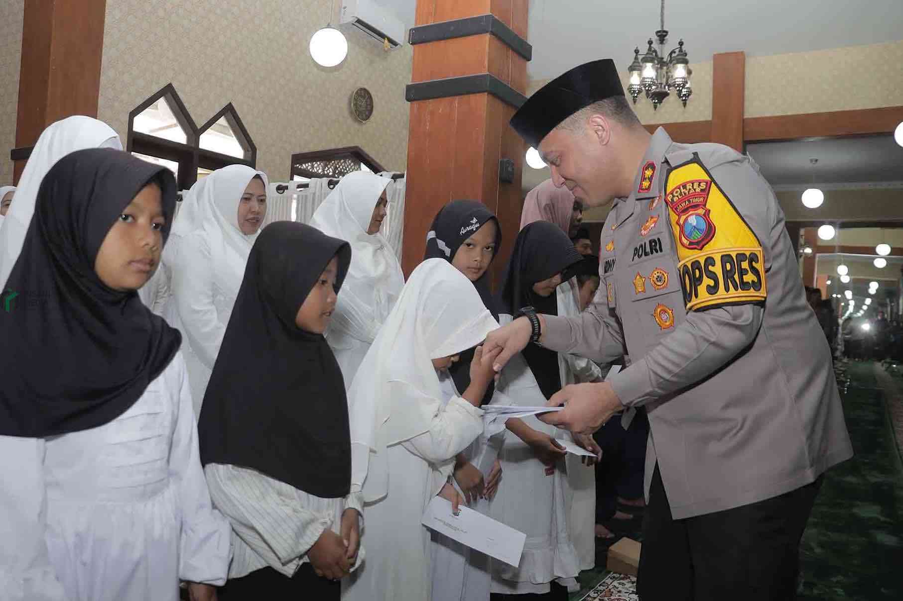 Kapolres Blitar AKBP Ardhy Zul Hasbih Nasution S.I.K. M.H. Memberikan Santunan kepada Anak Yatim saat Peringatan Maulid Nabi
