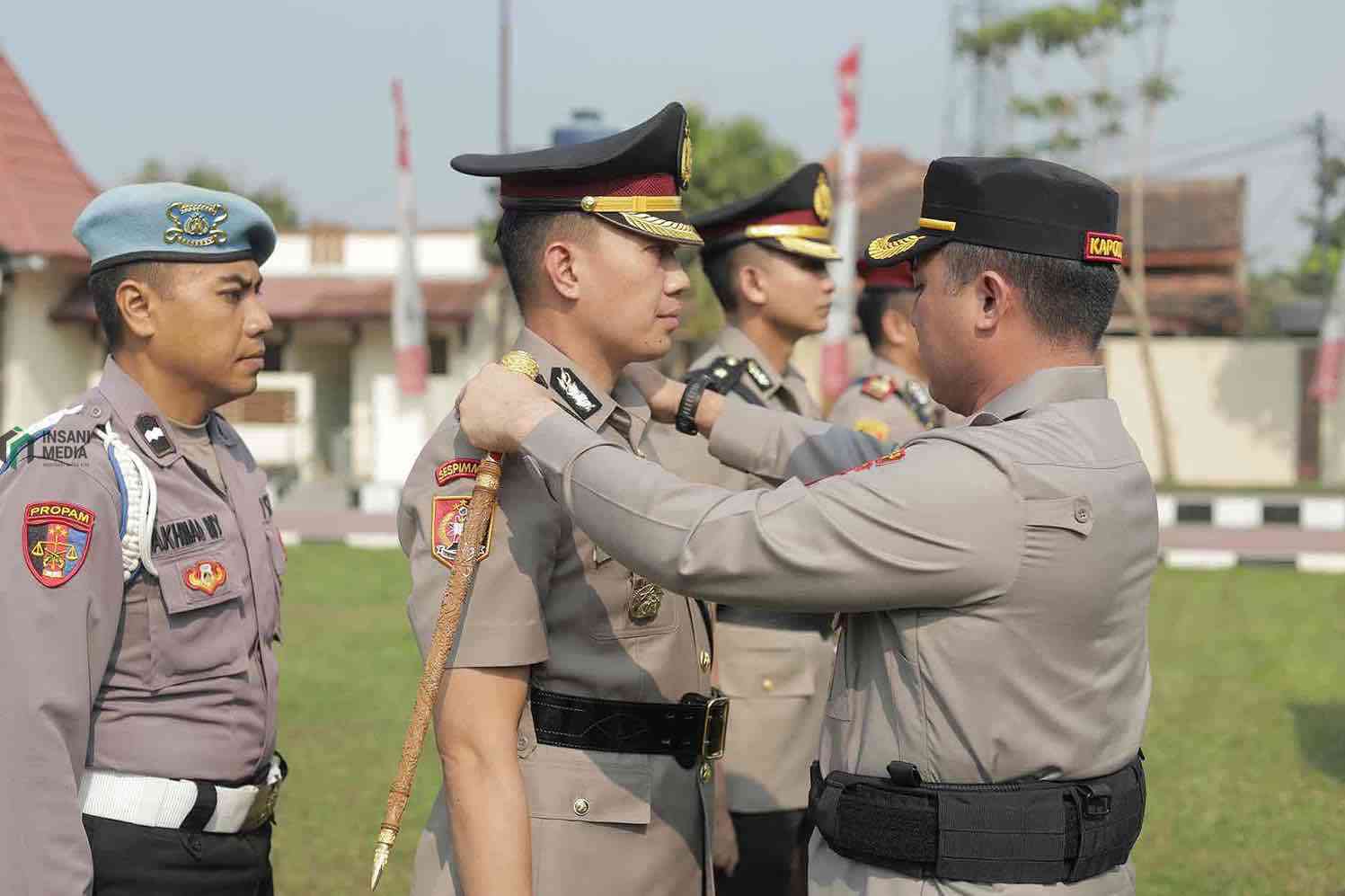 Polres Blitar Rotasi Wakapolres dan Kasat Reskrim, Berikut Datanya Kapolres Blitar AKBP Ardhy Zul Hasbih Nasution S.I.K. M.H. memimpin langsung upacara Sertijab Wakapolres dan Kasat Reskrim