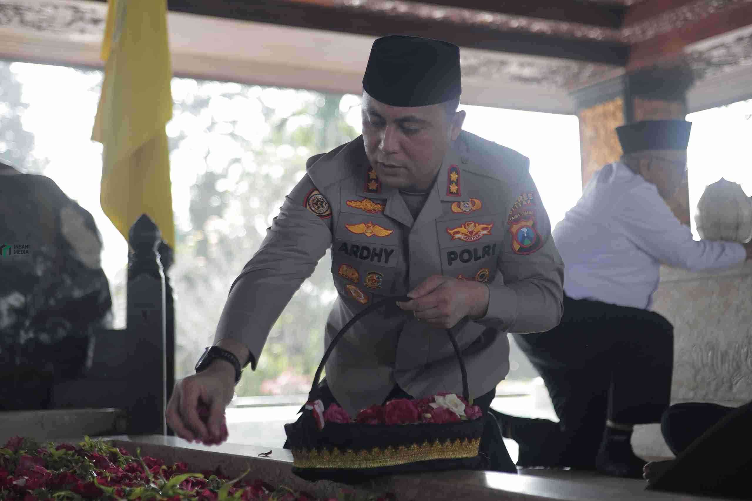 Kapolres Blitar Ziarahi Makam Leluhur Peringati HUT ke-702 Kabupaten Blitar Kapolres Blitar AKBP Ardy Zul Hasbih Nasution Ziarah ke Makam Leluhur Blitar