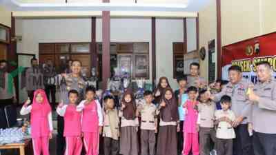 Kapolres Kebumen AKBP I Putu Bagus Krisna Purnama memberikan bantuan perlengkapan sekolah kepada 15 siswa sekolah dasar di Kecamatan Sempor