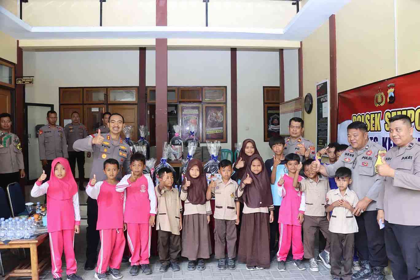 Kapolres Kebumen AKBP I Putu Bagus Krisna Purnama memberikan bantuan perlengkapan sekolah kepada 15 siswa sekolah dasar di Kecamatan Sempor