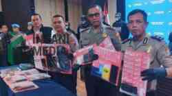 Kapolres Pelabuhan Tanjung Perak AKBP Irwan Kurniawan memamerkan Barang bukti sabu hasil operasi tumpas narkoba 2026