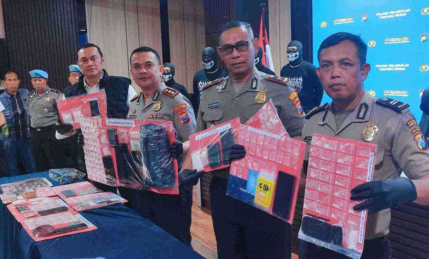 Kapolres Pelabuhan Tanjung Perak AKBP Irwan Kurniawan memamerkan Barang bukti sabu hasil operasi tumpas narkoba 2026