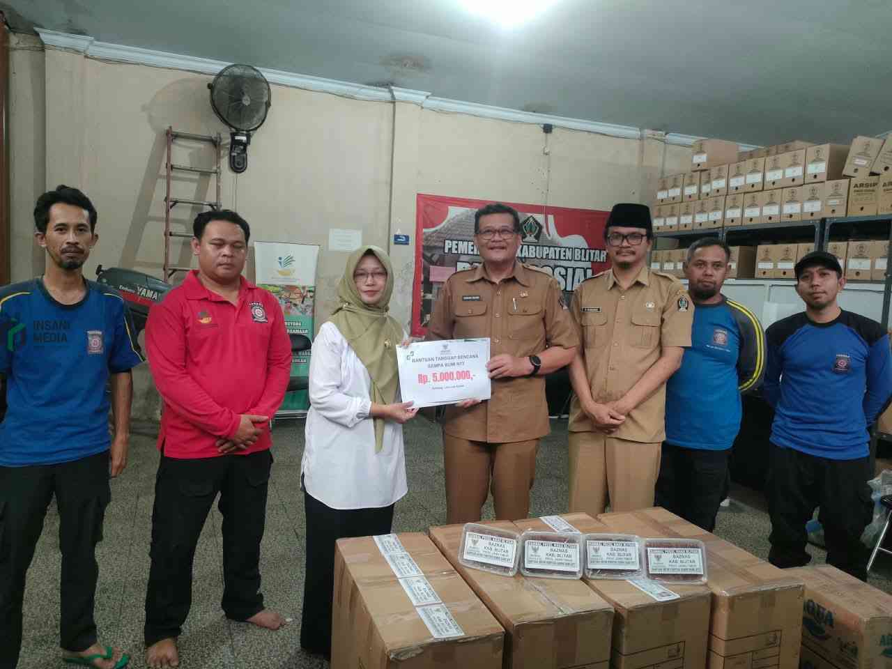 Kepala Dinas Sosial Kabupaten Blitar Mikhael Hankam Indoro Bersama Sejumlah Relawan Mempersiapkan 2 Kwintal Sambel Pecel untuk Dikirim ke Penyitas Gembpa NTT