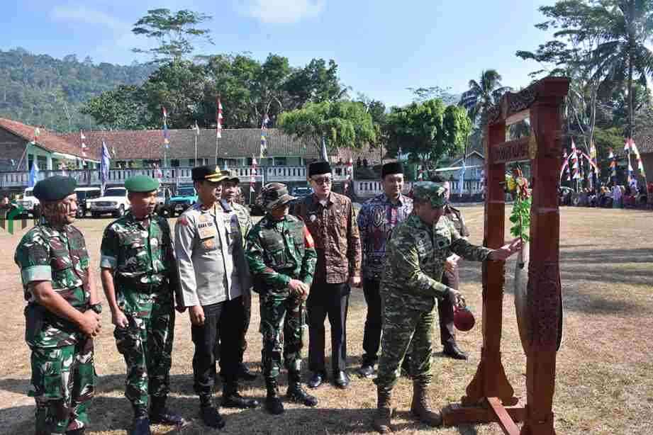 Kepala Staf Kodam Kasdam IVDiponegoro Brigjen TNI M. Andhy Kusuma Menutup TMMD Purworejo ke 129