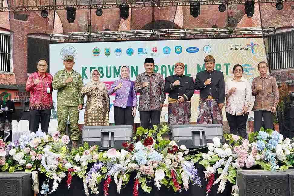 Menteri Koperasi Republik Indonesia Dr. Ferry Juliantono S.E. Ak. M.Si . membuka secara resmi Kebumen Travel Mart KTM dan Gombong Culture Festival GCF 2026 di kawasan Benteng Van der Wijck Gombong