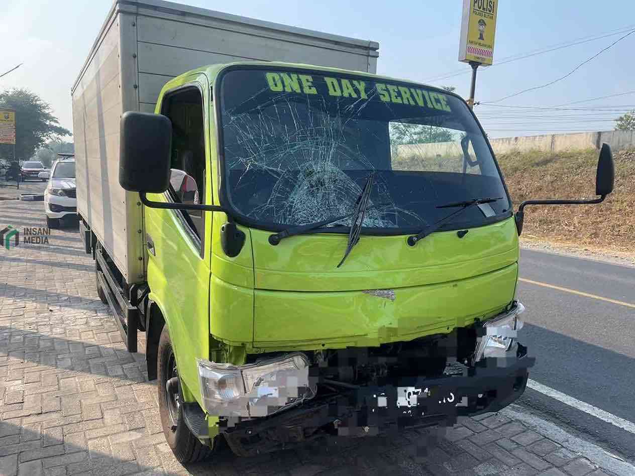 Mobil Box yang Menabrak Pengendara Motor di Jalan Raya Bendosewu Kecamatan Talun Blitar