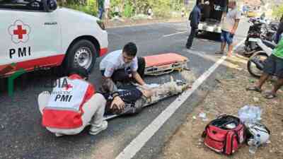 PMI Purworejo Mengevakuasi Dua Korban Kecelakaan di Gebang Purworejo ke RSUD dr. Tjitrowardojo Purworejo