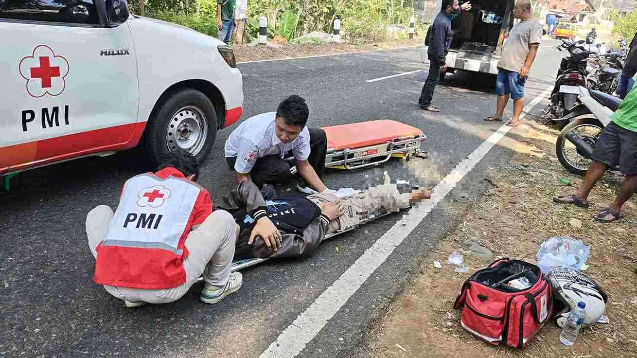 Motor Bertabrakan dengan Mobil di Gebang Perworejo, Dua Korban Dilarikan ke RSUD Tjitrowardojo PMI Purworejo Mengevakuasi Dua Korban Kecelakaan di Gebang Purworejo ke RSUD dr. Tjitrowardojo Purworejo
