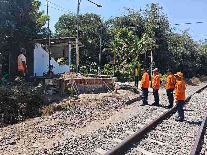 PT KAI DAOP 7 Madiun Memantau Pembuatan Gardu Perlintasan Baru