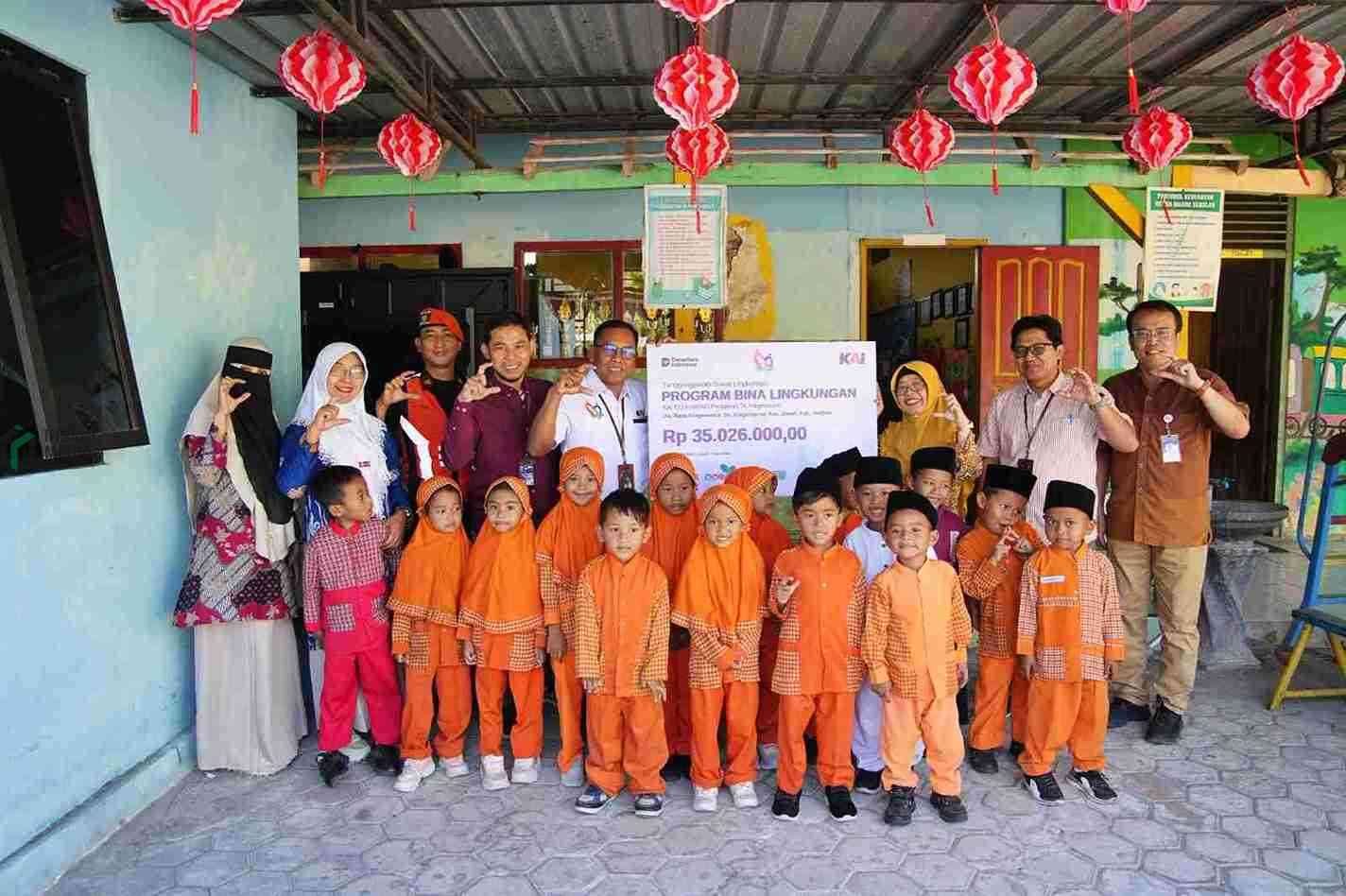 KAI Daop 7 Madiun Salurkan Bantuan TJSL Rp123 Juta untuk Pendidikan, Disabilitas, dan Budaya PT Kereta Api Indonesia Persero Daop 7 Madiun kembali menyalurkan bantuan melalui Program Tanggung Jawab Sosial dan Lingkungan TJSL Bina Lingkungan untuk Pendidikan Disabilitas dan Budaya