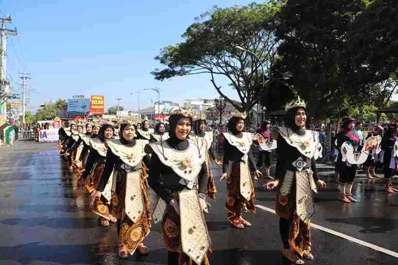 Karnaval Parade Kreatif Purworejo Berseri 2026 Meriahkan Penutupan HUT RI Peserta Karnaval Parade Kreatif Purworejo Berseri 2026