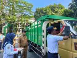 Dishub Kabupaten Blitar Pasang Bendera di Kendaraan Peserta Uji KIR dan Bagikan Voucher Makan Sambut HUT RI ke-81