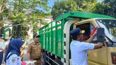 Petugas Dishub Kabupaten Blitar Memasang Bendera Merah Putih di Kendaraan saat UJI KIR untuk Menyambut HUT RI ke 81 Tahun