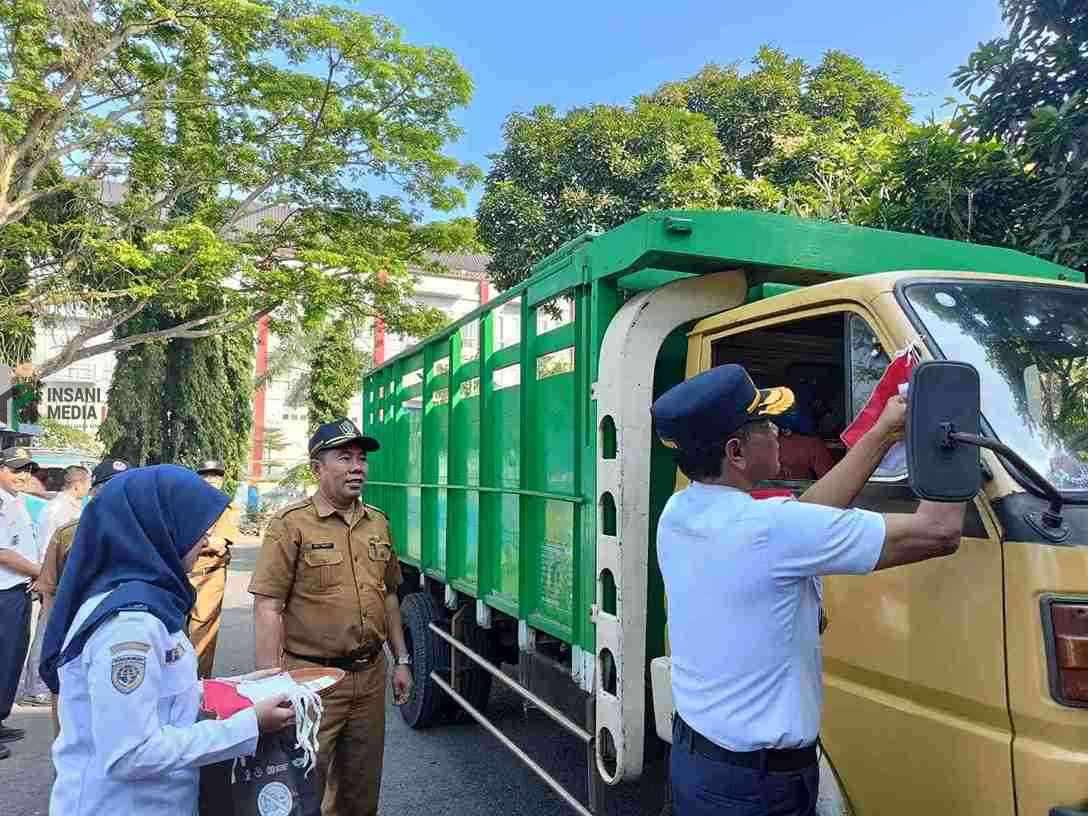 Petugas Dishub Kabupaten Blitar Memasang Bendera Merah Putih di Kendaraan saat UJI KIR untuk Menyambut HUT RI ke 81 Tahun