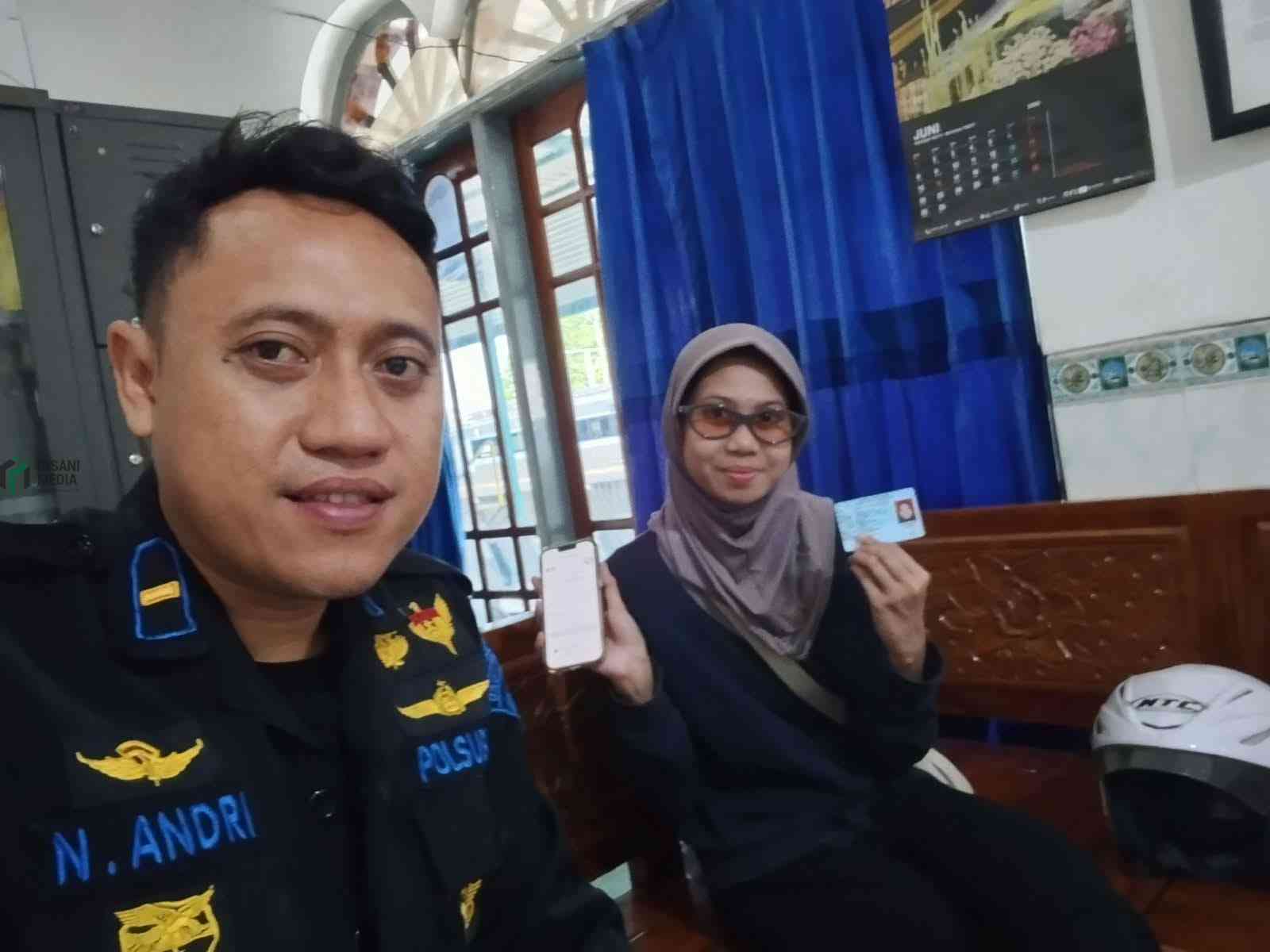 KAI Daop 7 Madiun Amankan 657 Barang Penumpang Senilai Rp469 Juta Petugas KAI Daop 7 Madiun Menyerahkan Barang Penumpang yang Tertinggal di Kereta Api