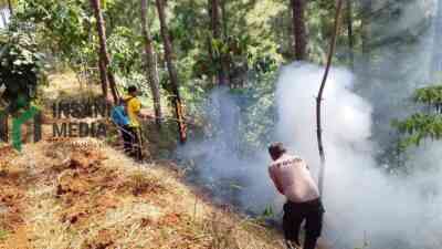 Petugas Memadamkan Api yang Membakar Hutan di Desa Karanggayam Kecamatan Karanggayam Kabupaten Kebumen Jawa Tengah dengan Cara Manual