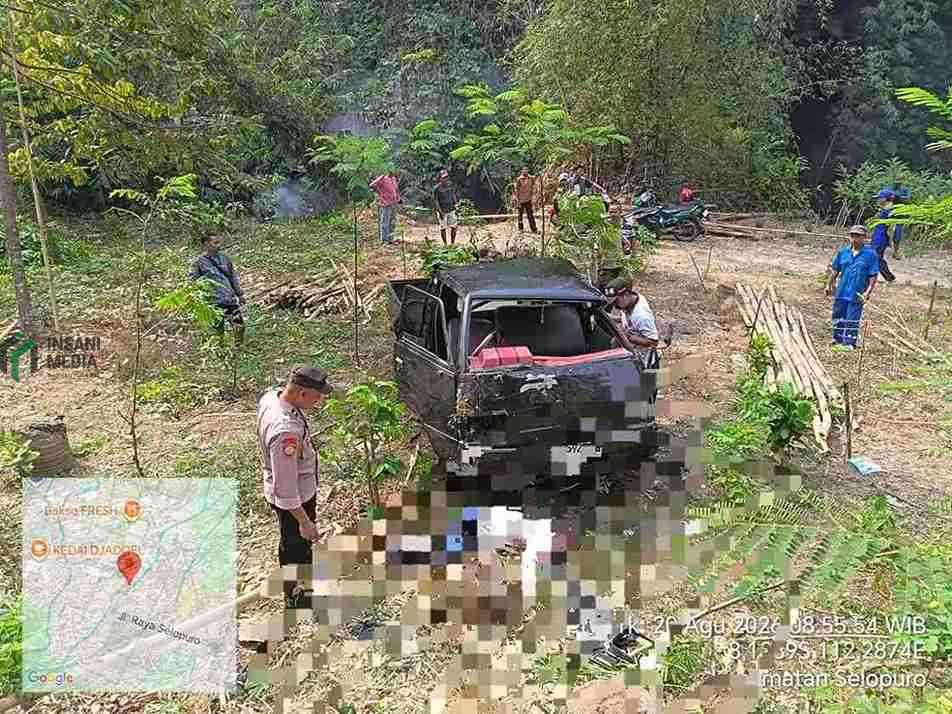 Petugas Mengevakuasi Korban Kecelakaan di SUngai Jari Desa Mronjo Kecamatan Selopuro Kabuparten Blitar