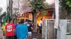 Kompor Gas Sambar Bensin, Rumah Pedagang di Kesamben Ludes Terbakar, 3 Orang Terluka Petugas Pemadam Kebakaran Kabupaten Blitar Dibantu Warga Memadamkan Api yang Membakar Rumah Pedagang di Desa Pagerwojo Kecamatan Kesamben