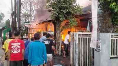 Kompor Gas Sambar Bensin, Rumah Pedagang di Kesamben Ludes Terbakar, 3 Orang Terluka