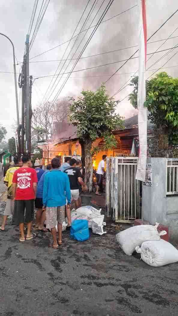 Kompor Gas Sambar Bensin, Rumah Pedagang di Kesamben Ludes Terbakar, 3 Orang Terluka Petugas Pemadam Kebakaran Kabupaten Blitar Dibantu Warga Memadamkan Api yang Membakar Rumah Pedagang di Desa Pagerwojo Kecamatan Kesamben