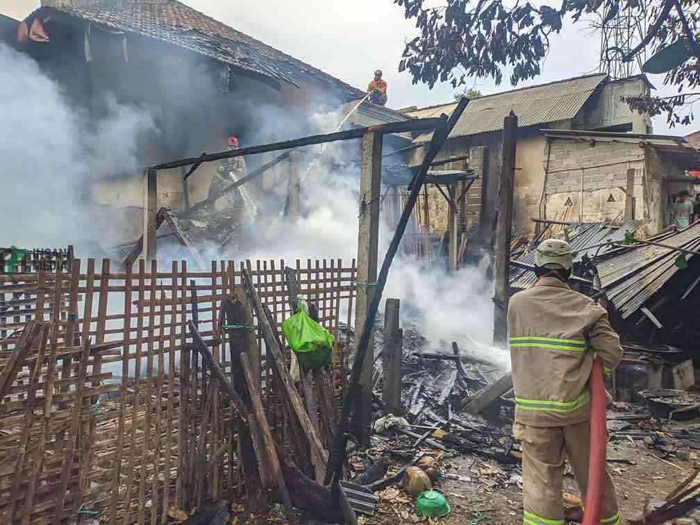 Petugas Pemadam Kebakaran Kabupaten Blitar Memadamkan Api yang Membakar Produksi Gula di Kecamatan Nglegok Kabupaten Blitar